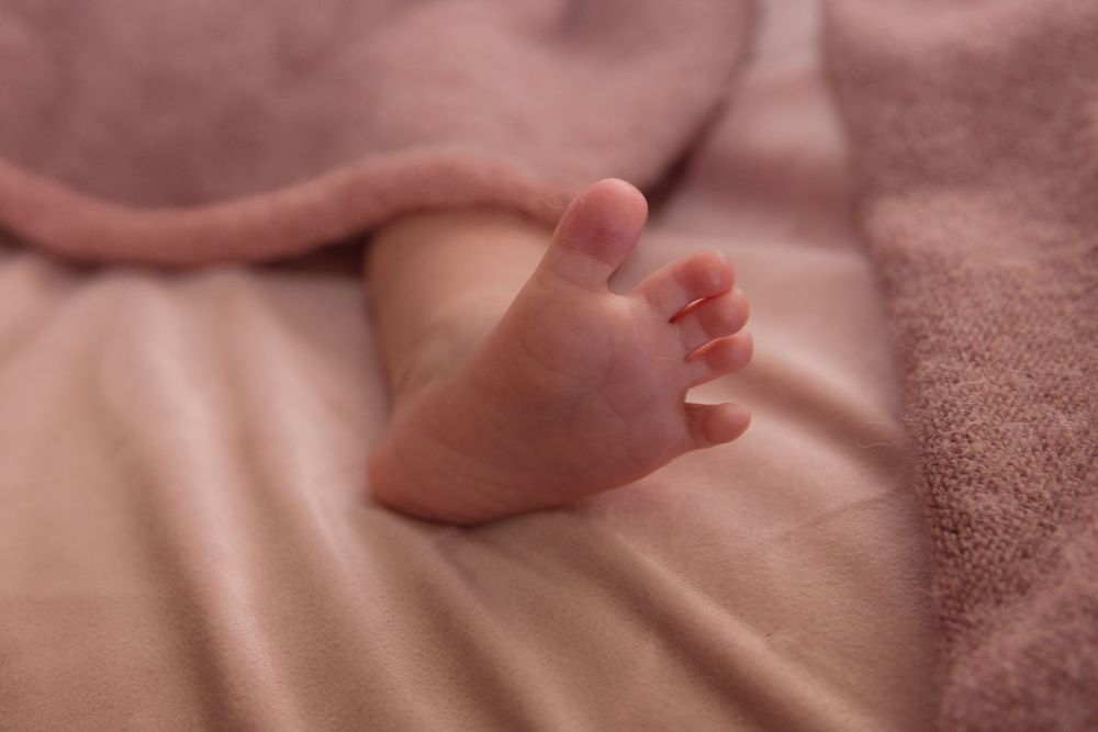 Baby toes in pink blanket