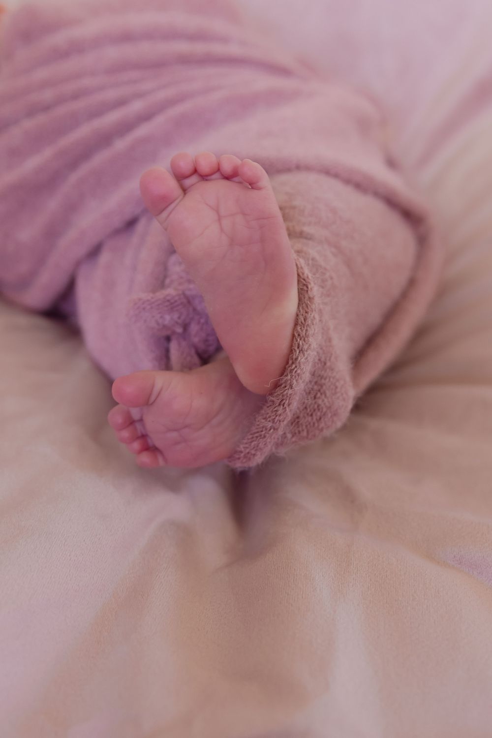 Baby toes in pink blanket