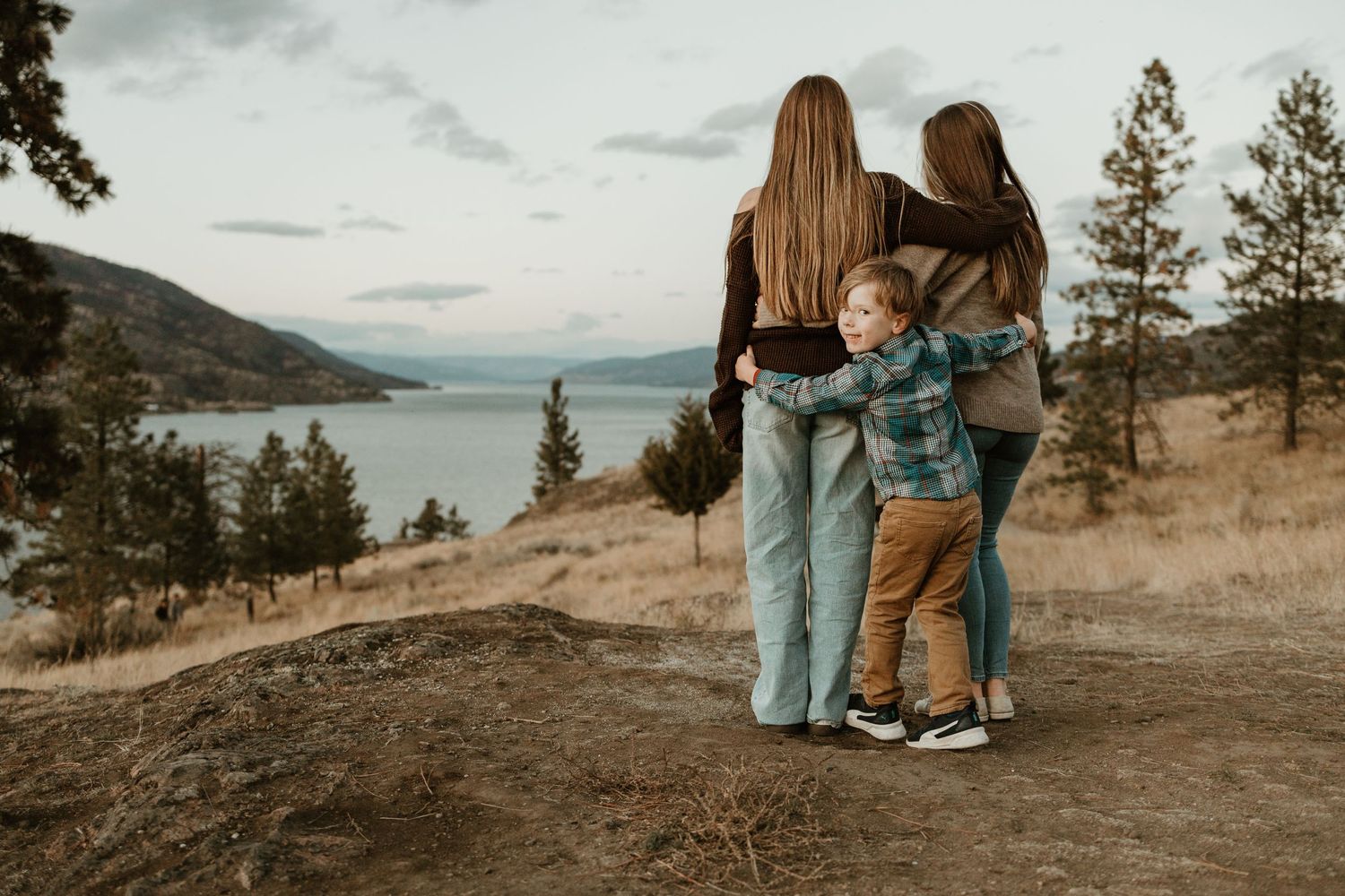 mom and children overlooking okanagan lake at a family photography session at Knox mountain kelowna bc