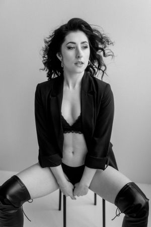 Glamour foceni v atelieru Pardubice Studio 22. Oceňovaná portretni a boudoir fotografka Sarka Duchacova.. Glamour foceni jako darek.