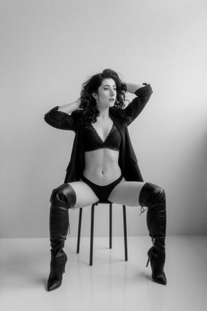 Glamour foceni v atelieru Pardubice Studio 22. Oceňovaná portretni a boudoir fotografka Sarka Duchacova.. Glamour foceni jako darek.