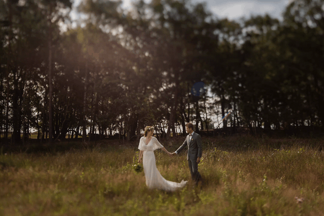 3 d bewegende foto van een bruidspaar met zon flare door het bos in.
