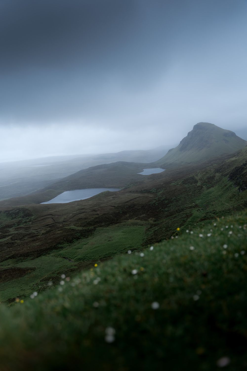 montagne et lac écossais sur l'île de skye
