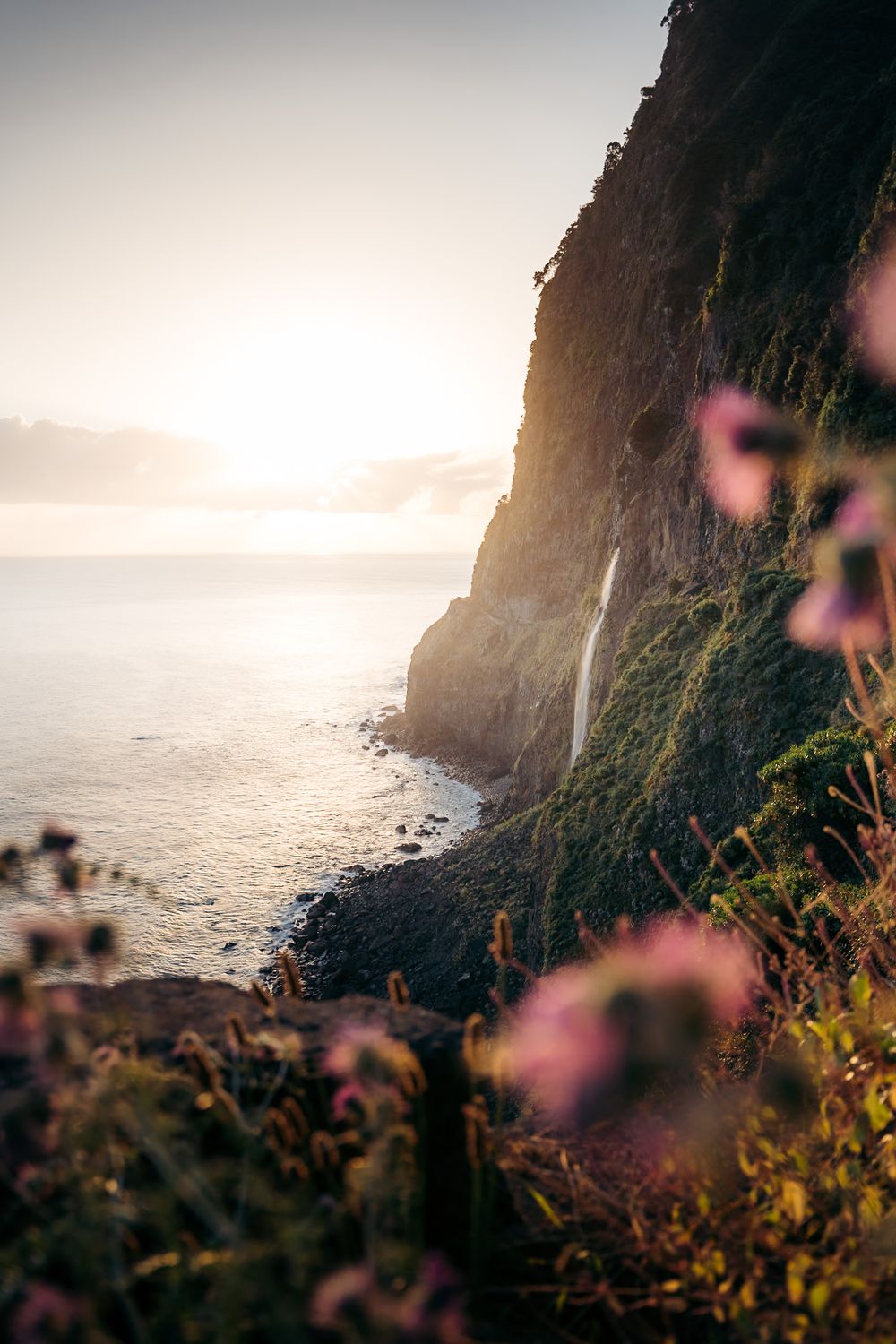 Cascade do Véu da Noiva à Madère au lever du soleil se jetant dans la mer.