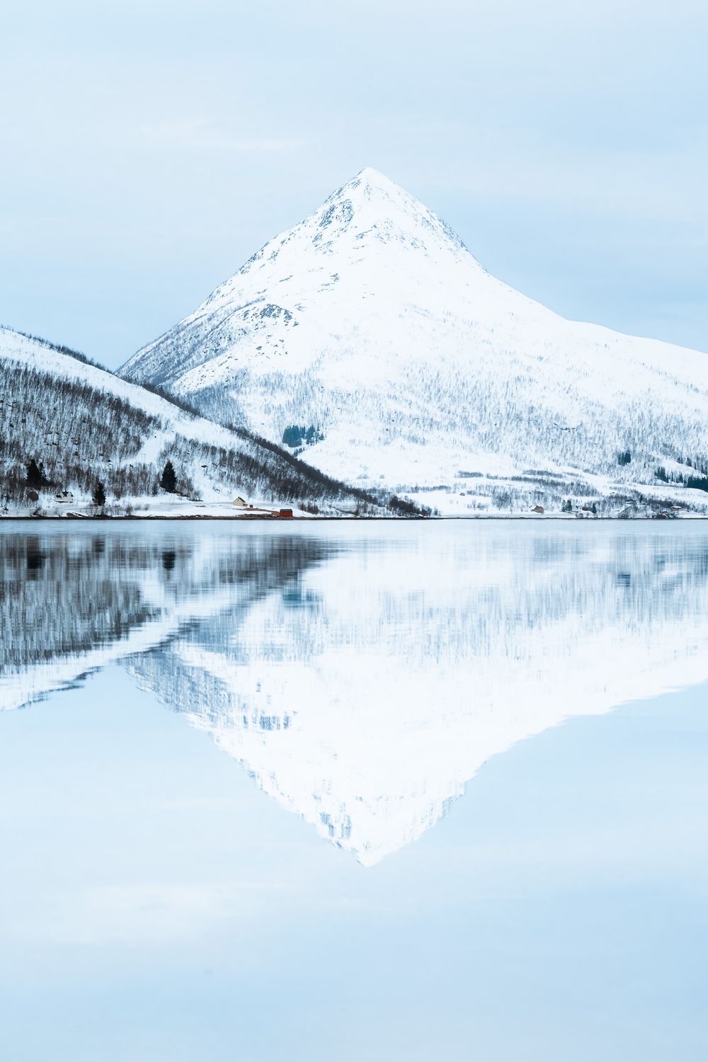 Reflet d'une montagne enneigée pendant l'hiver, savoie