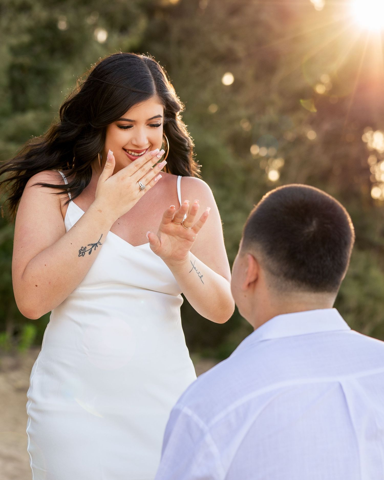 Man surprises woman with engagement ring during couples photoshoot in Kapalua