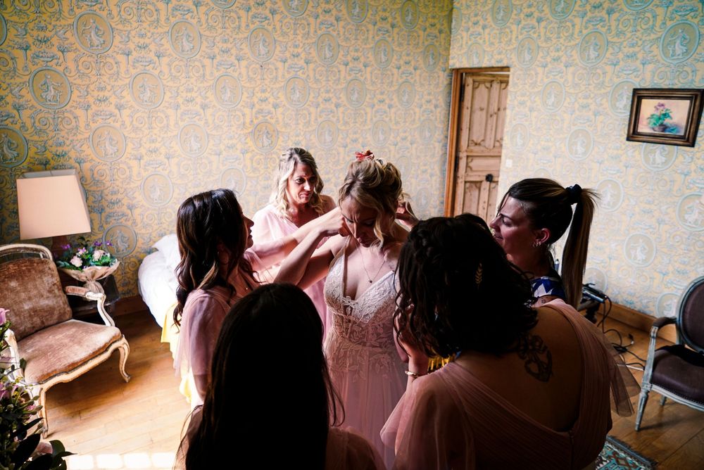 Photo de mariage, préparation de la mariée, par Chloé Cabanes