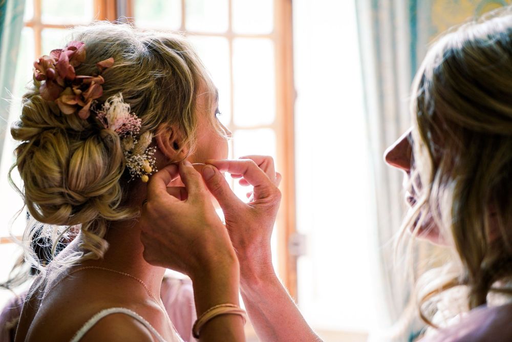 Photo de mariage, préparation de la mariée, par Chloé Cabanes