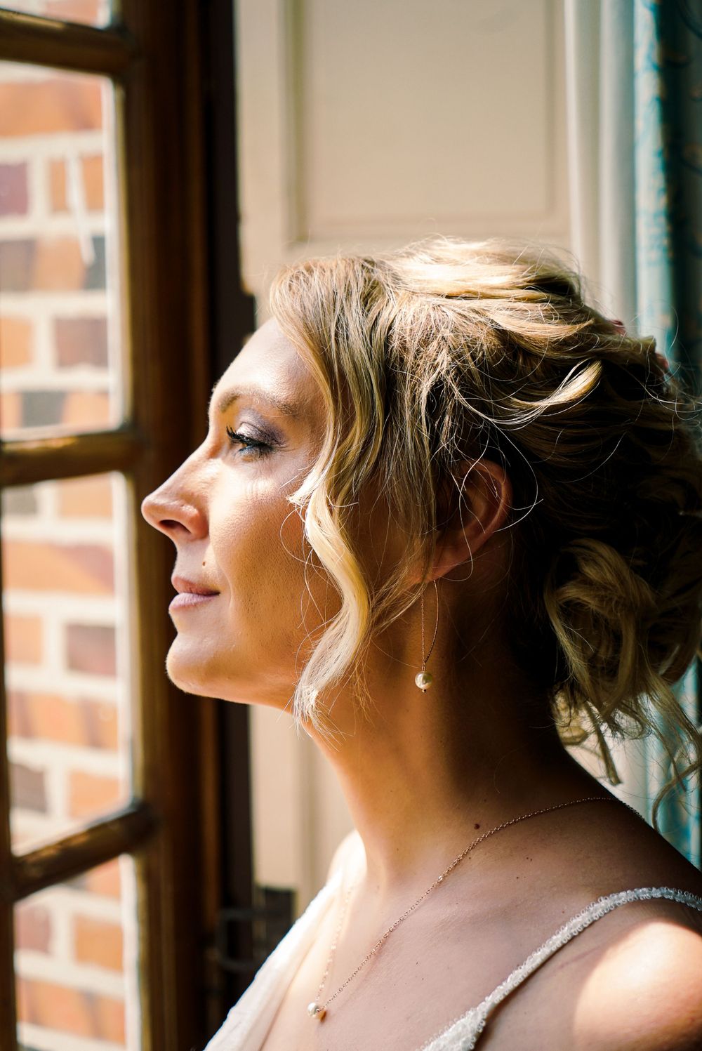 Photo de mariage, préparation de la mariée, par Chloé Cabanes
