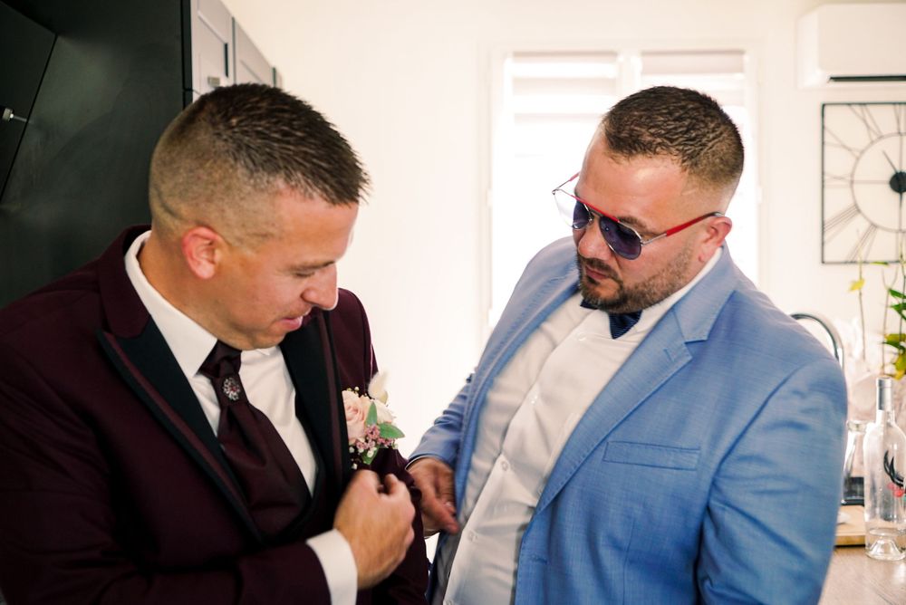 Photo de mariage, préparation du marié, par Chloé Cabanes