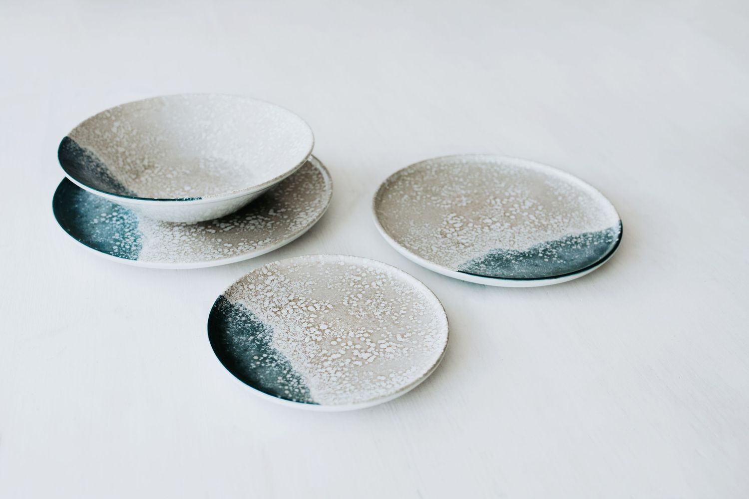 Porcelain with digital print featuring a speckled blue and beige design, creating a modern look.