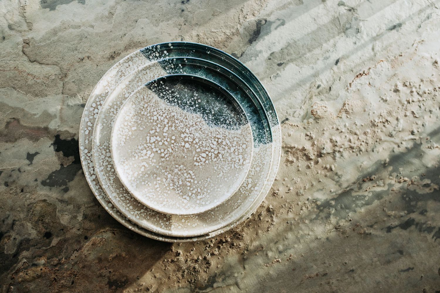 Porcelain with digital print featuring a speckled blue and beige design, creating a modern look.
