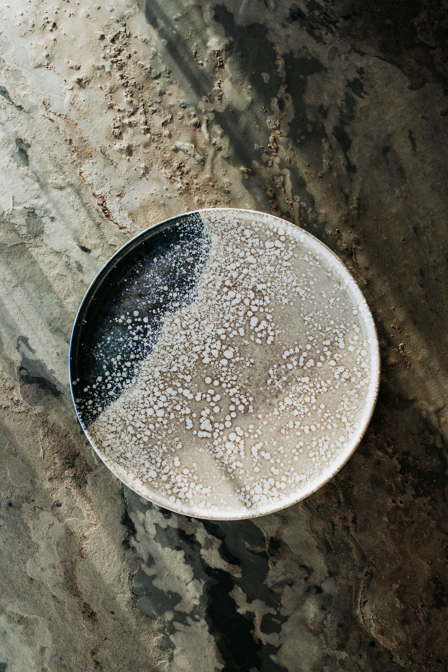 Porcelain with digital print featuring a speckled blue and beige design, creating a modern look.