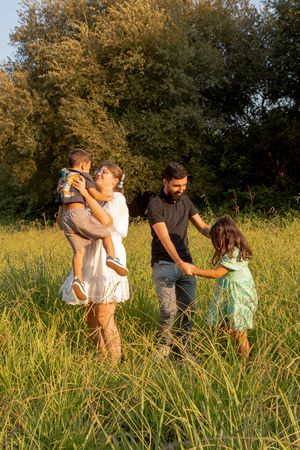 Sessões de famílias ao pôr-do-sol; sessões fotográficas de famílias; ensaios fotográfico de famílias em Vila Nova de Gaia; fotografo