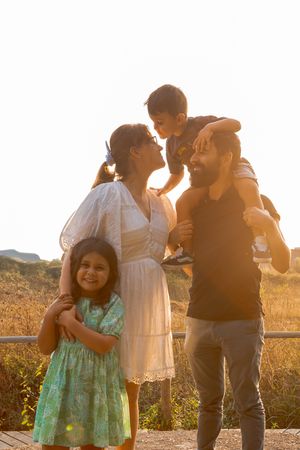 Sessões de famílias ao pôr-do-sol; sessões fotográficas de famílias; ensaios fotográfico de famílias em Vila Nova de Gaia; fotografo