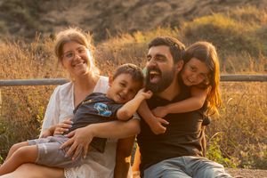 Sessões de famílias ao pôr-do-sol; sessões fotográficas de famílias; ensaios fotográfico de famílias em Vila Nova de Gaia; fotografo