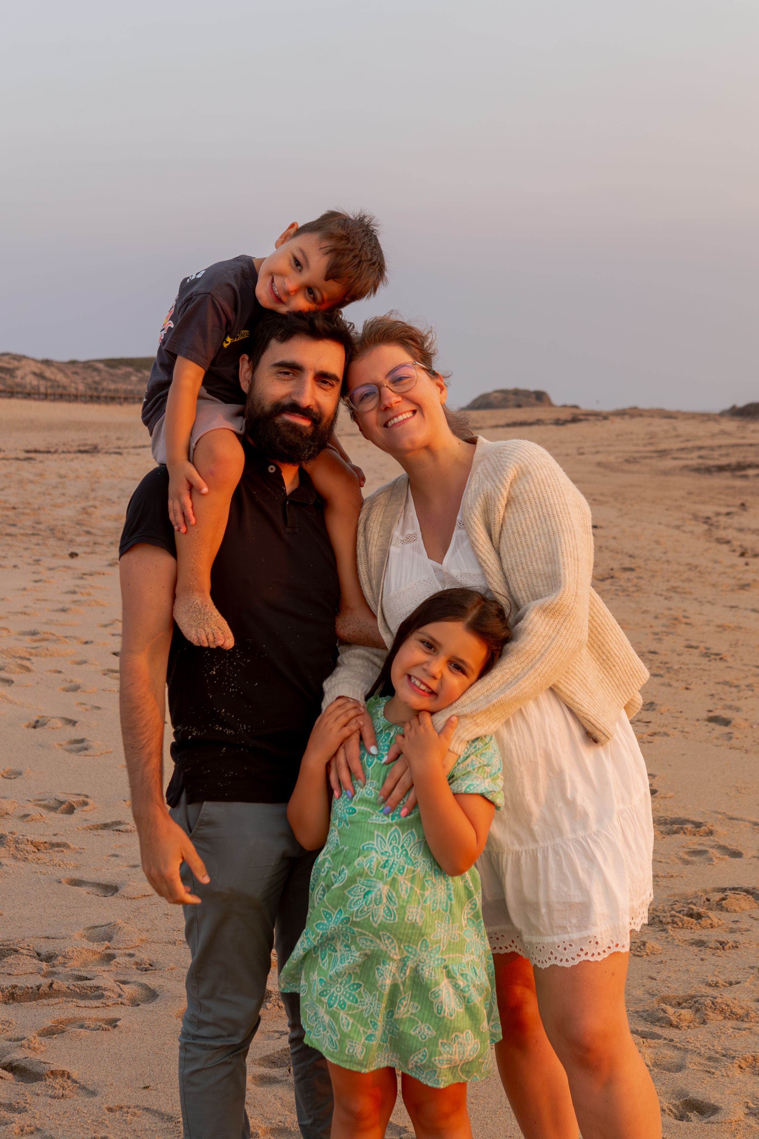 Sessões de famílias ao pôr-do-sol; sessões fotográficas de famílias; ensaios fotográfico de famílias em Vila Nova de Gaia; fotografo