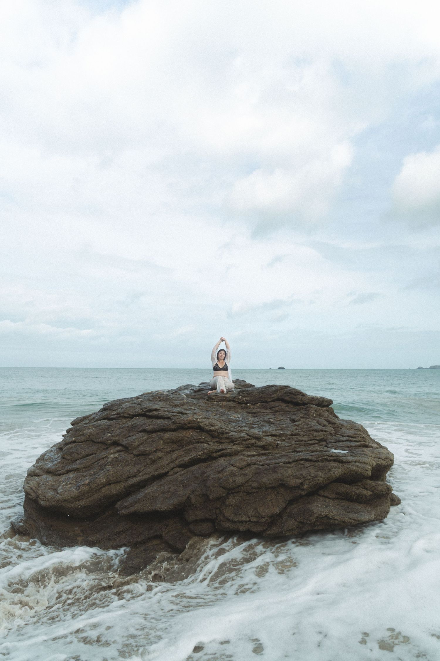 Photographie d'un homme à la mer assis sur un tabouret