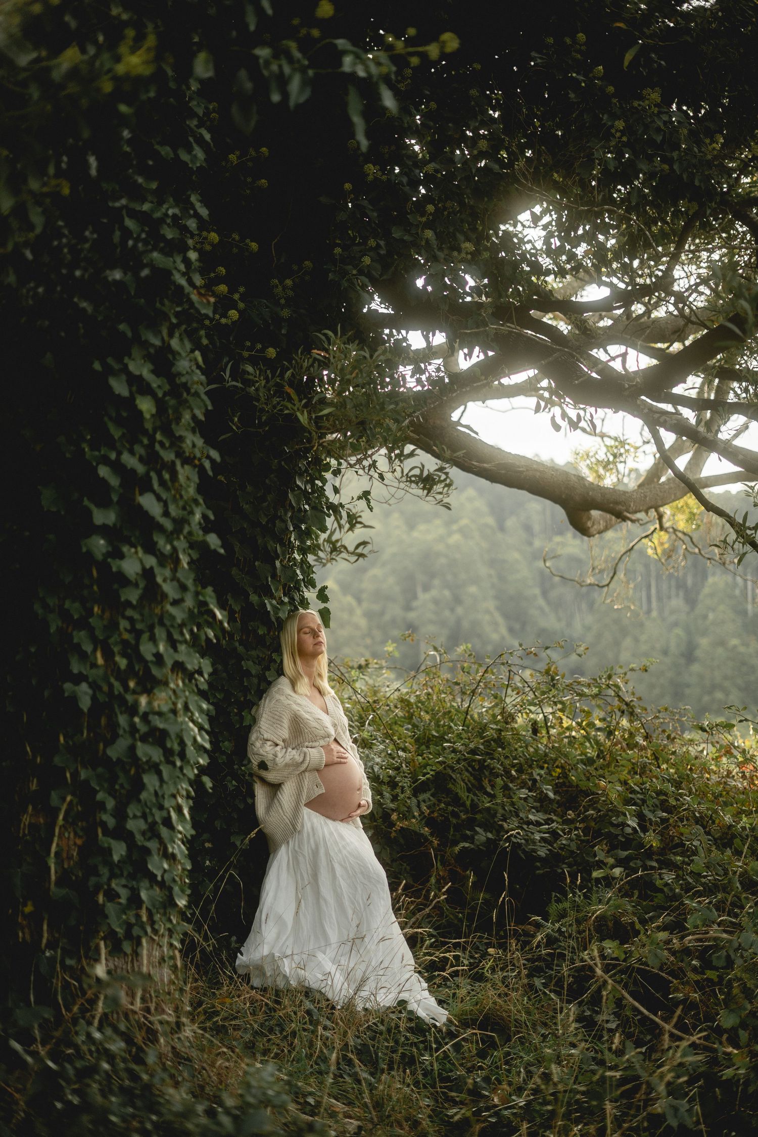 Maternity, newborn and family. Soft neutrals, captured in warm, natural light—embracing the beauty of motherhood.