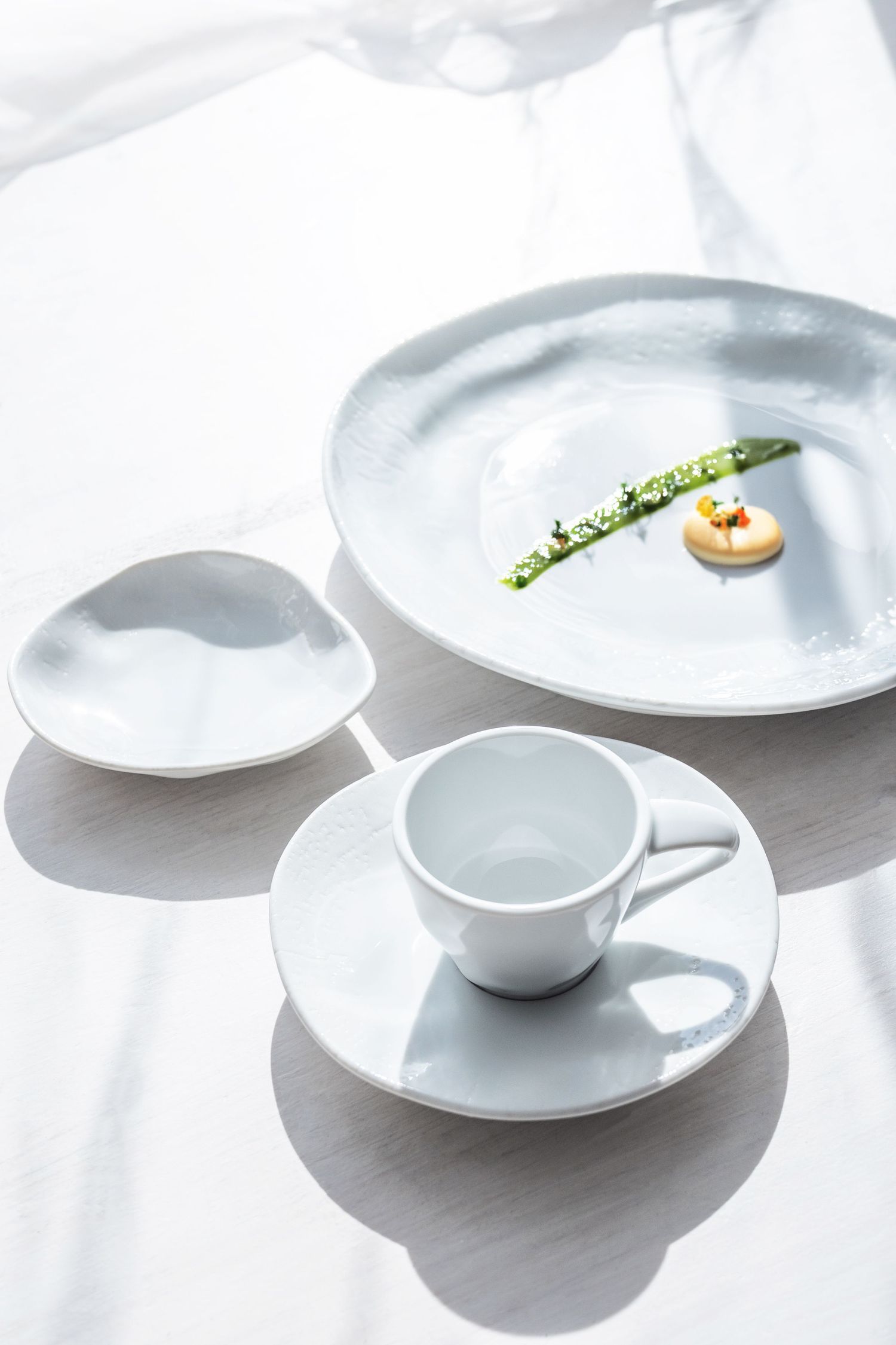 A porcelain plate with a delicate crackle glaze design,showcasing the intricate texture and pattern of the digital print