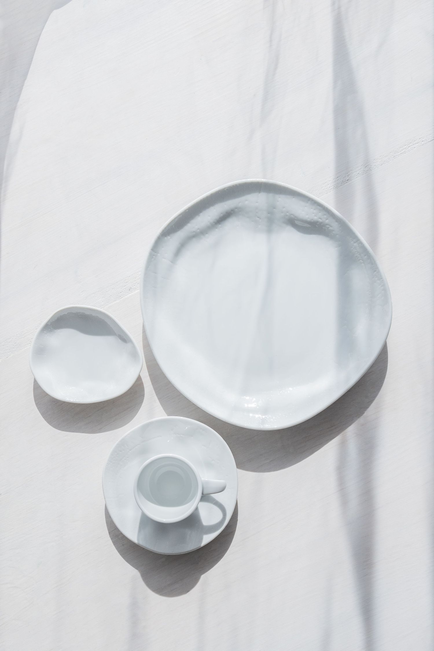 A porcelain plate with a delicate crackle glaze design,showcasing the intricate texture and pattern of the digital print