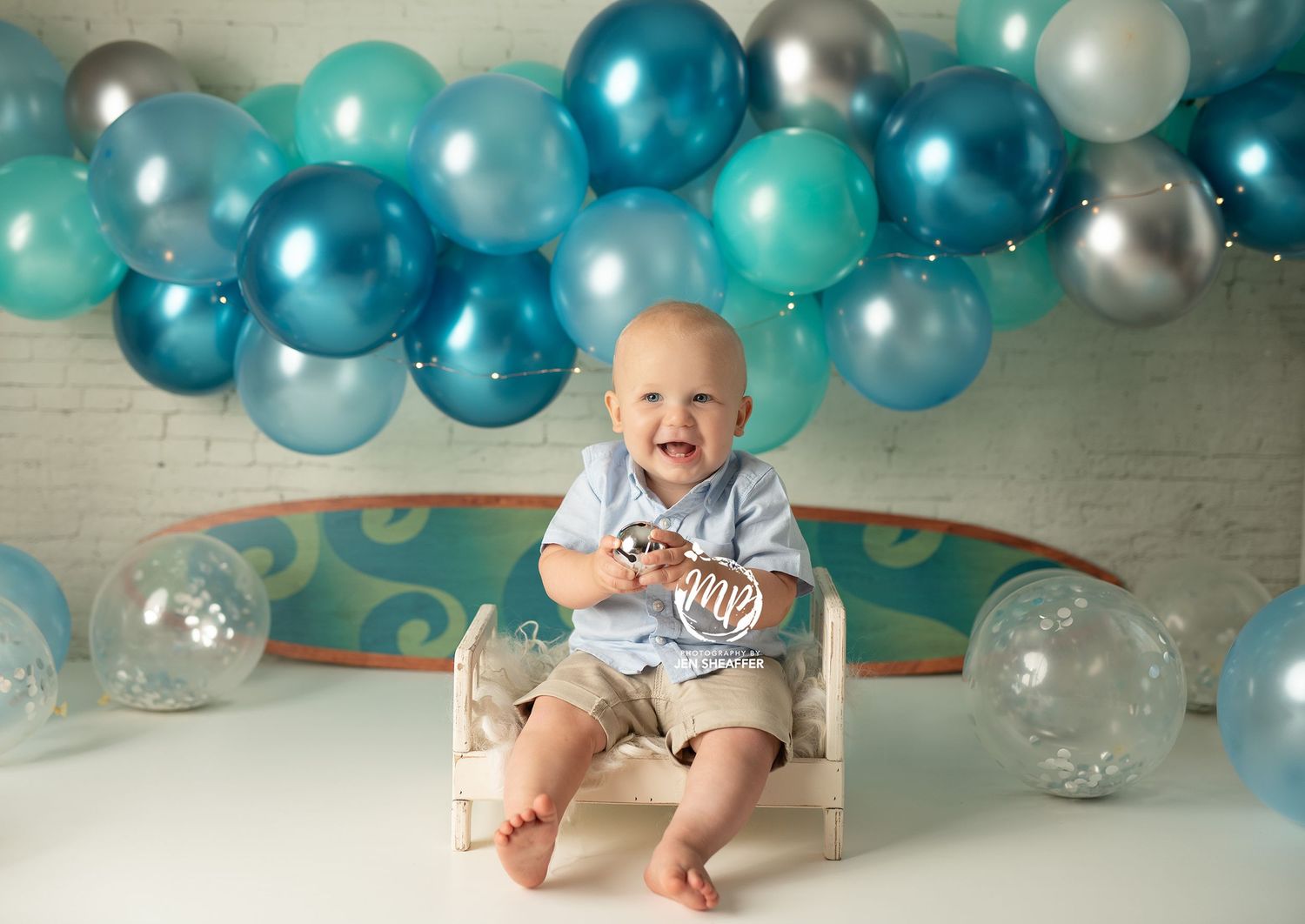 fun and messy cake smash with balloons and cake that we provide one year