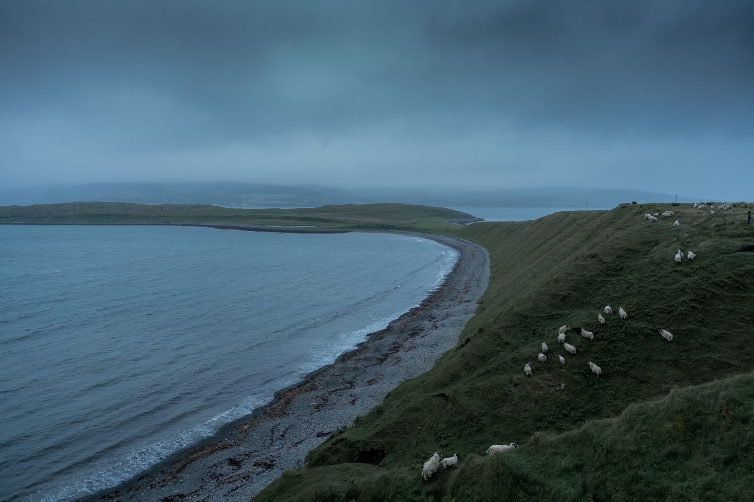 Braes beach sous la tempête sur l'île de skye en ecosse