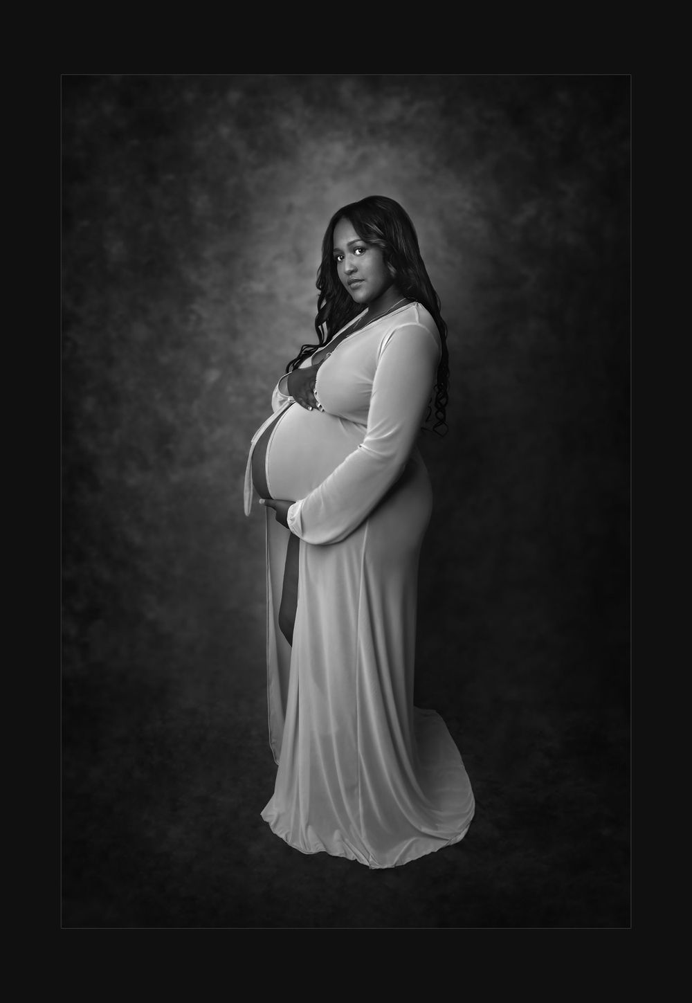Maternity black and white image