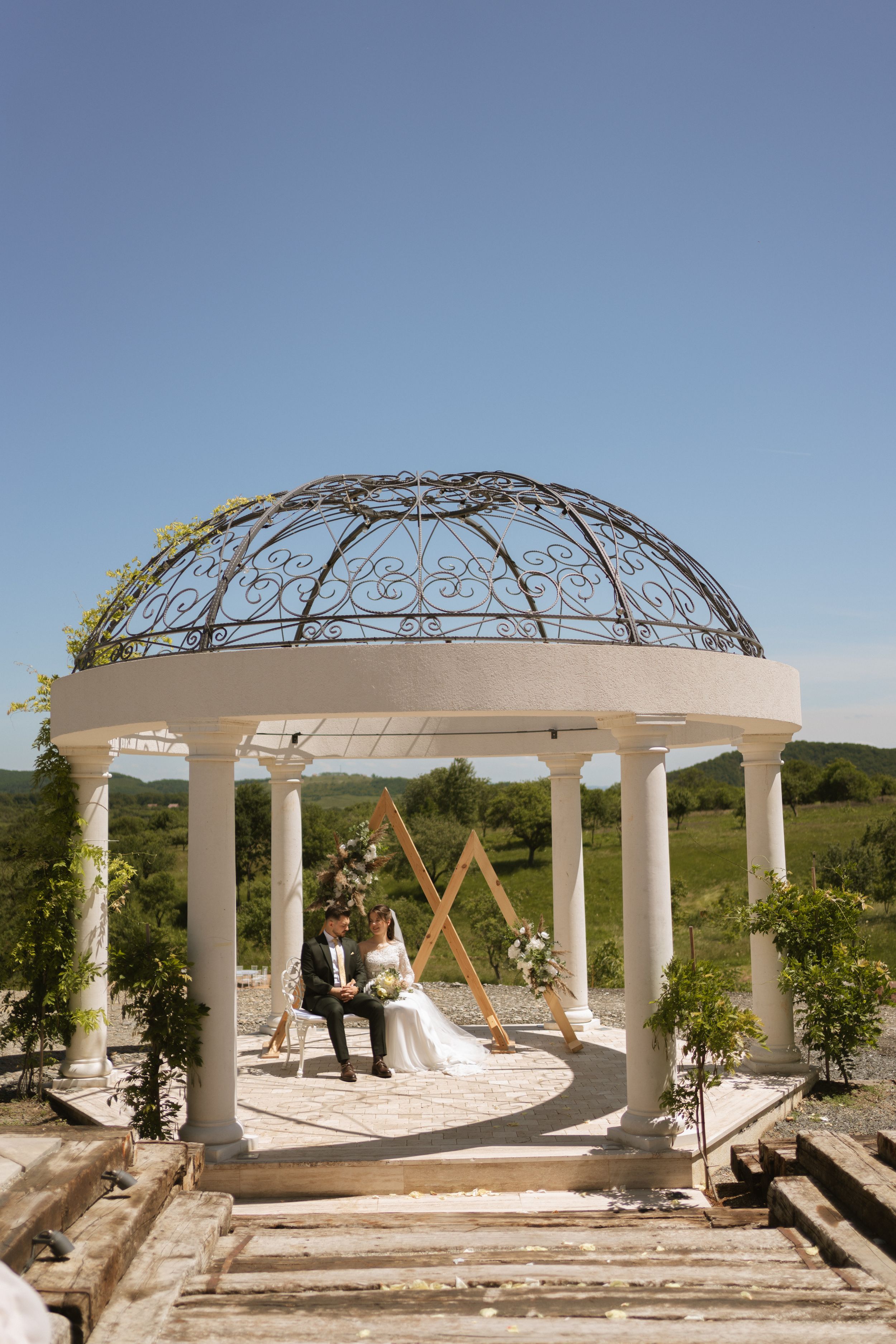 Fotografie de cuplu romantica in Sibiu, in ziua nuntii la pregatirile mirelui, la localul Domeniul Orlandea