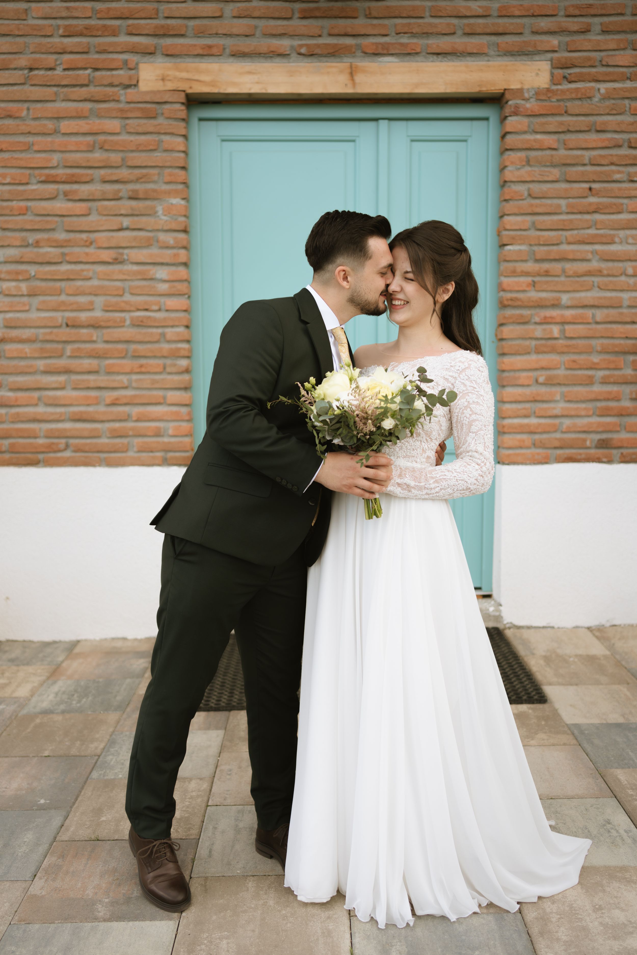 Fotografie de cuplu romantica in Sibiu, in ziua nuntii la pregatirile mirelui, la localul Domeniul Orlandea