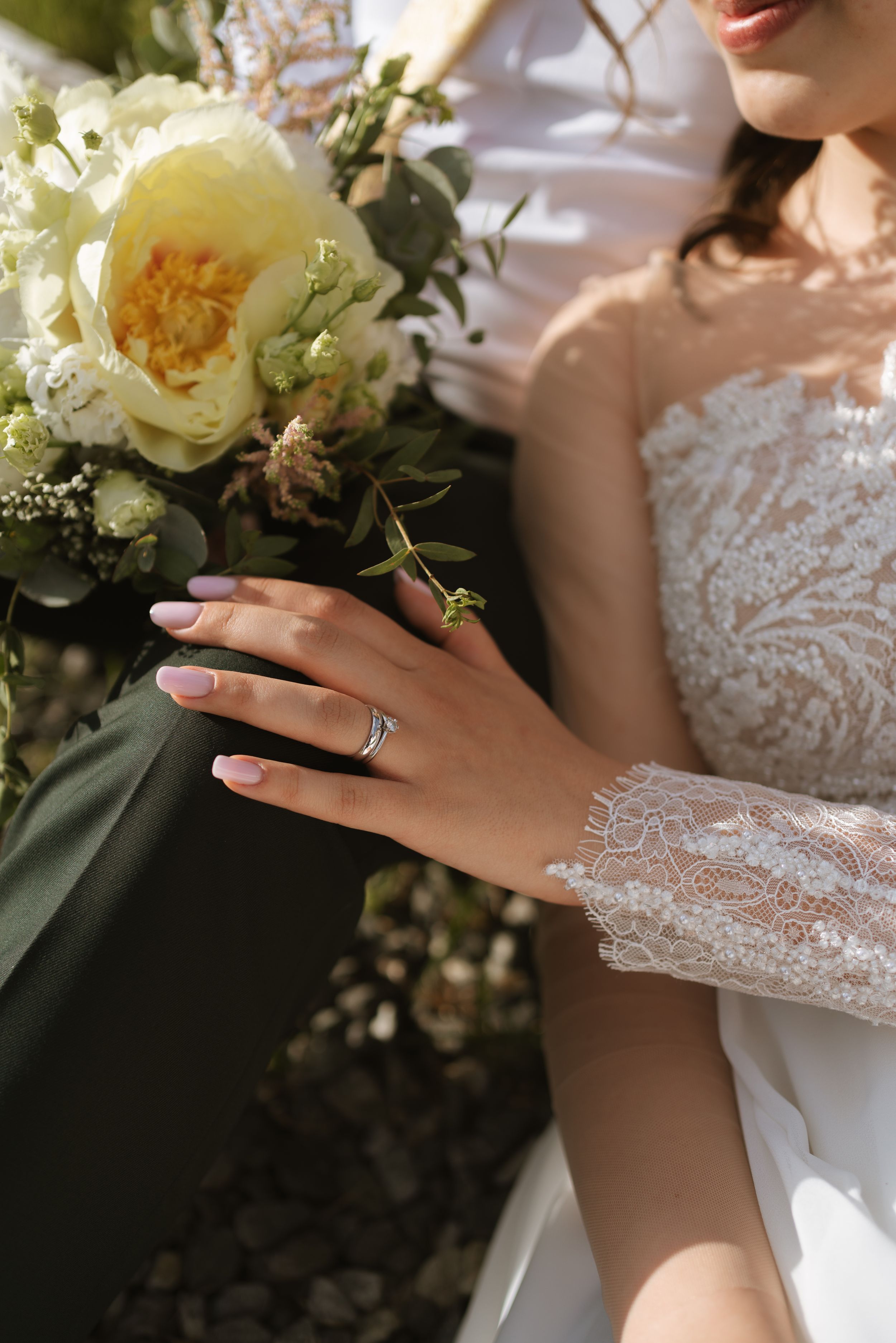 Fotografie de cuplu romantica in Sibiu, in ziua nuntii la pregatirile mirelui, la localul Domeniul Orlandea