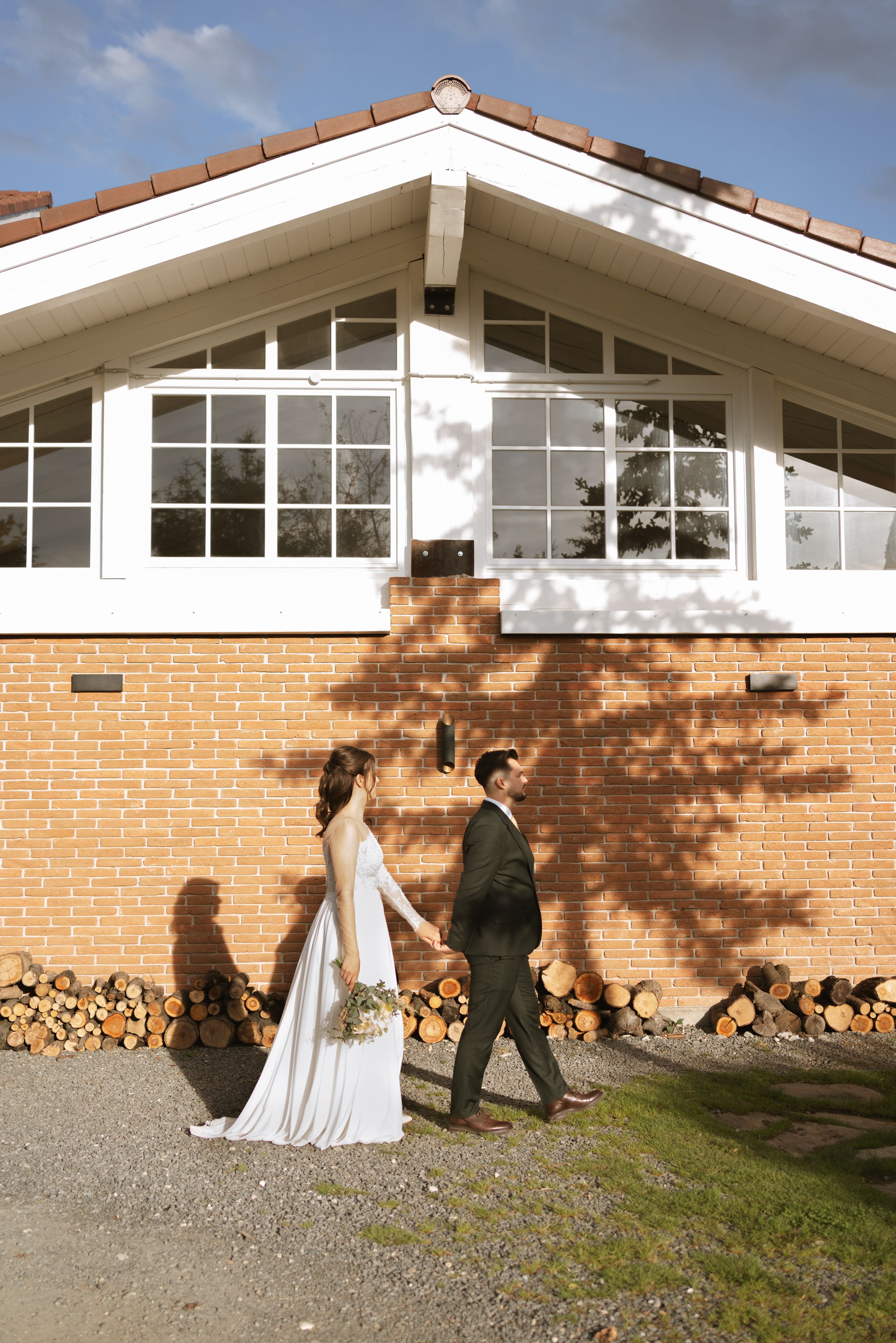 Fotografie de cuplu romantica in Sibiu, in ziua nuntii la first look, la localul Domeniul Orlandea
