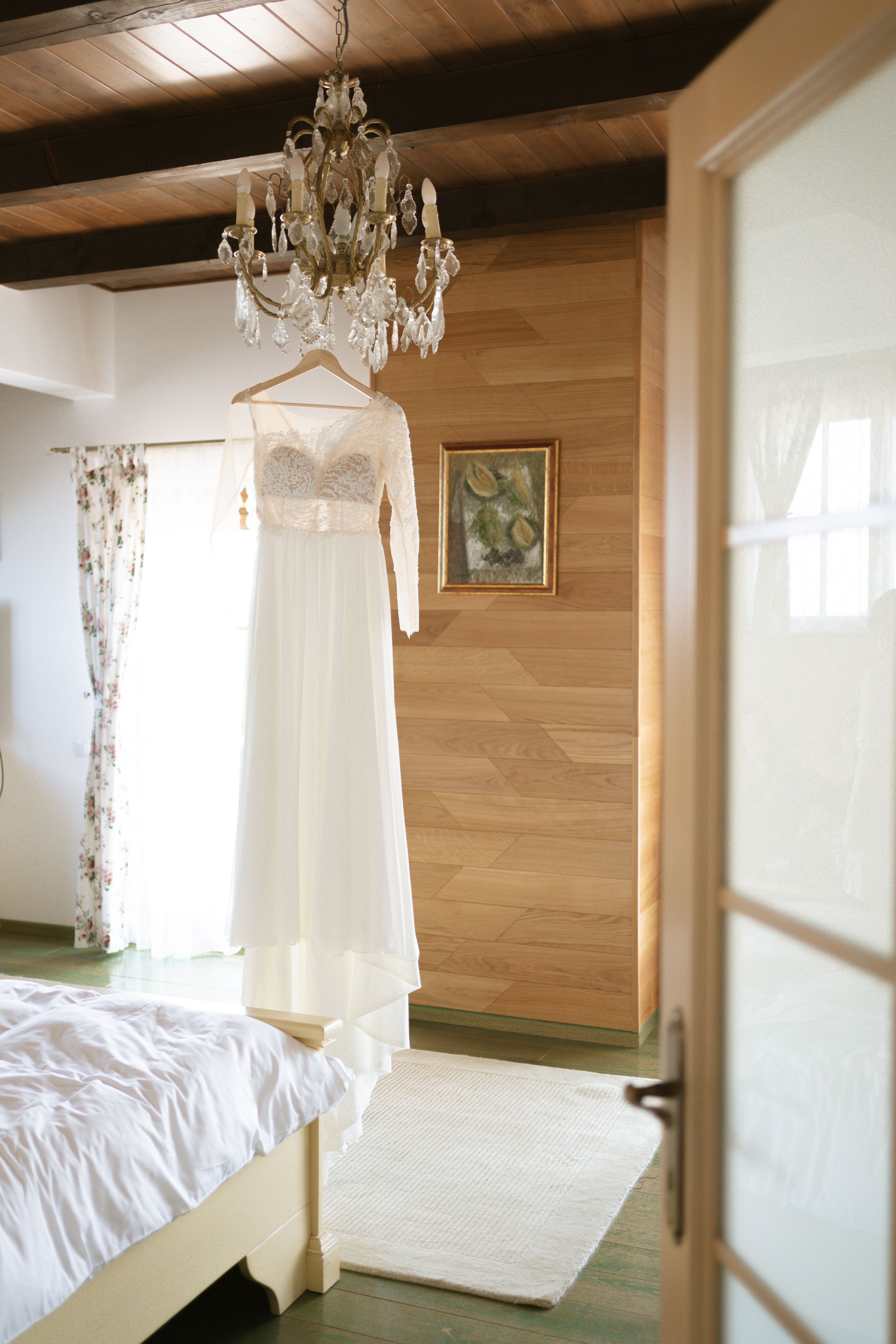 Fotografie de cuplu romantica in Sibiu, in ziua nuntii la pregatirile mirelui, la localul Domeniul Orlandea