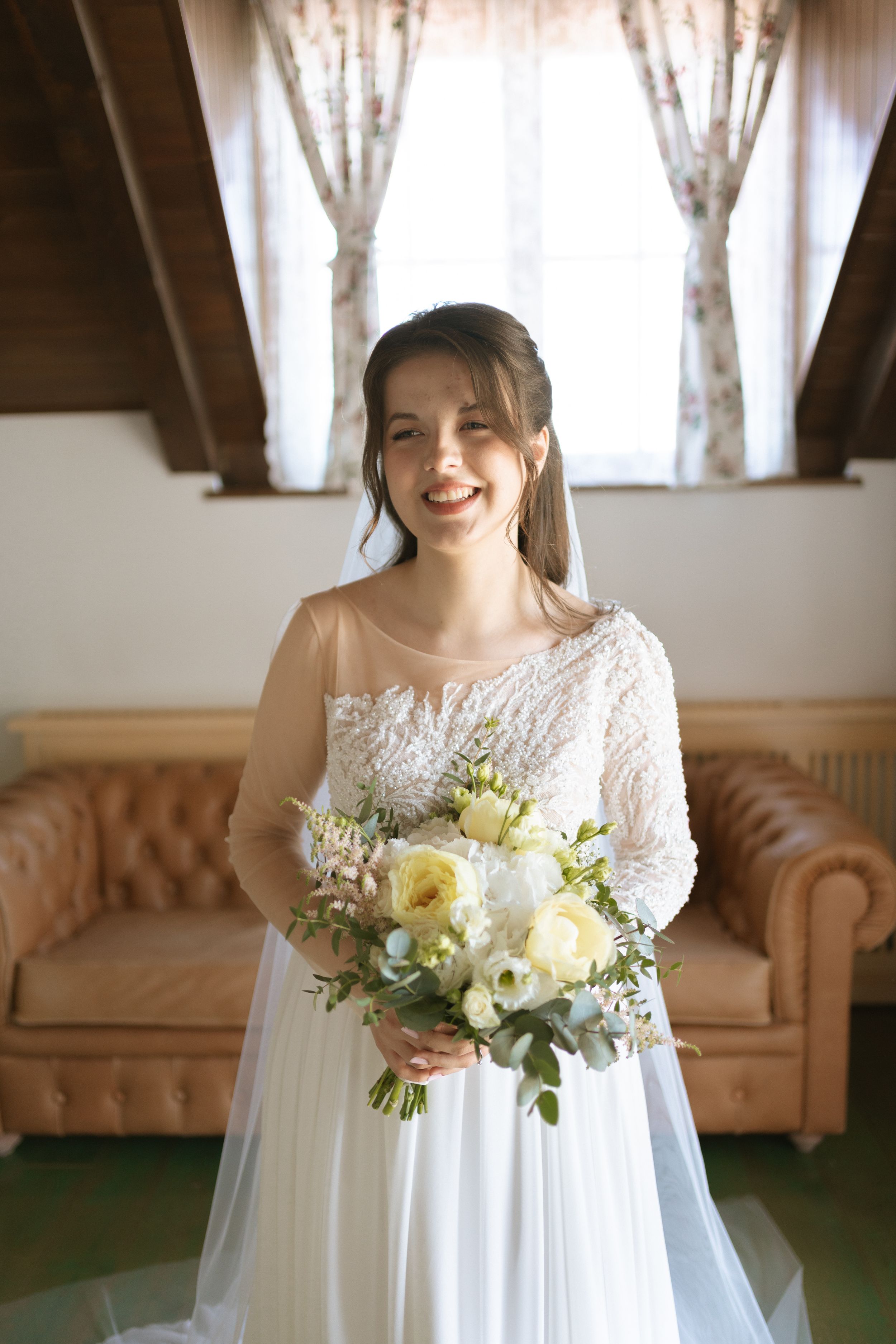 Fotografie de cuplu romantica in Sibiu, in ziua nuntii la pregatirile mirelui, la localul Domeniul Orlandea