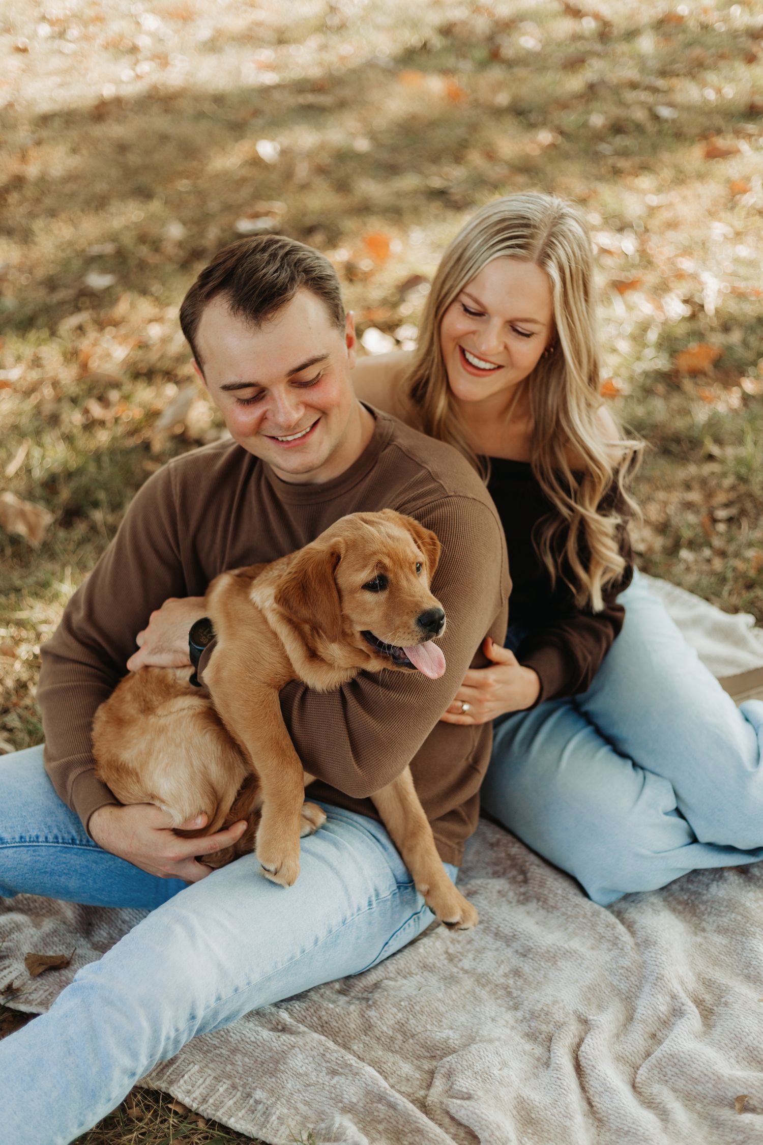 Dog-friendly couples and family photos in Kansas City – romantic, candid portraits by a local engagement photographer.