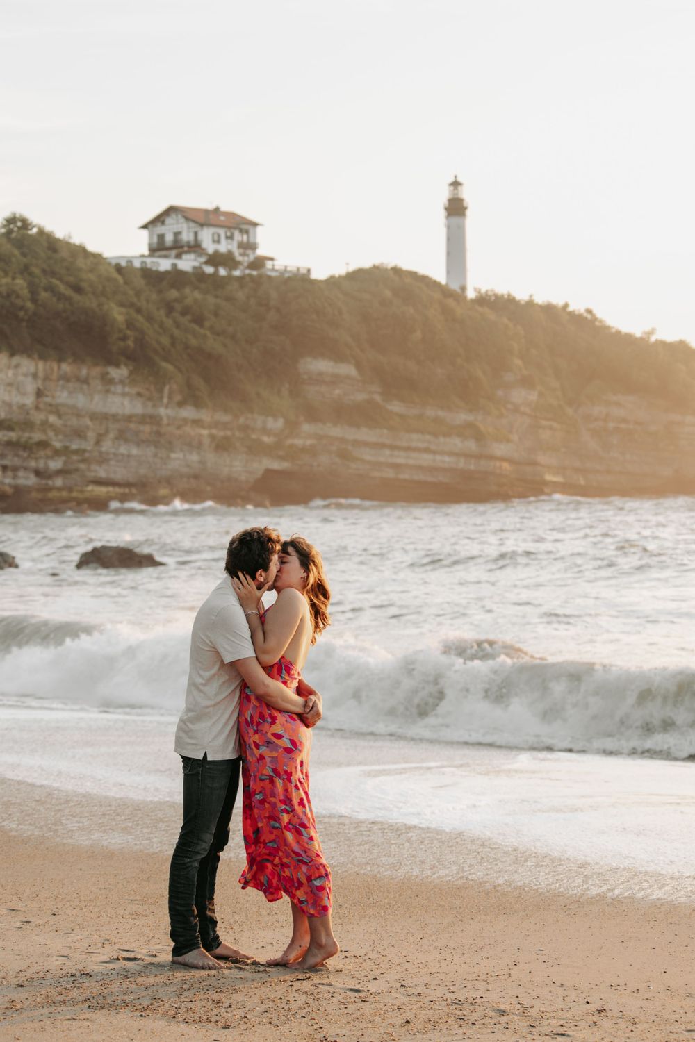 Couple amoureux au coucher de soleil ambiance naturelle