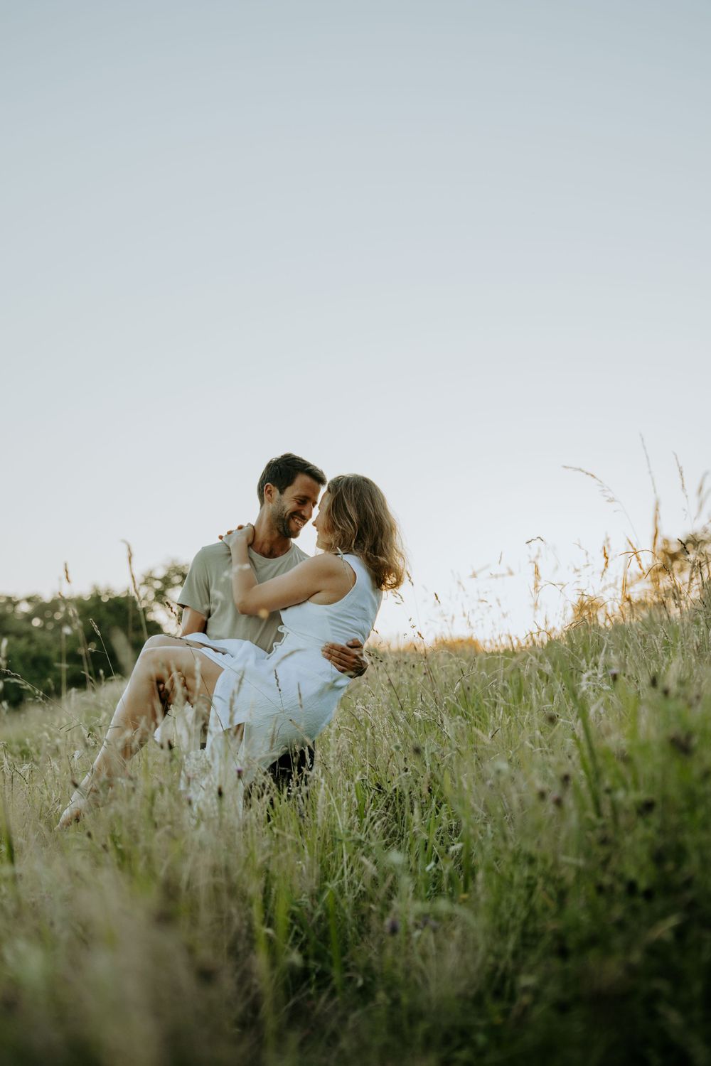 Couple amoureux au coucher de soleil ambiance naturelle