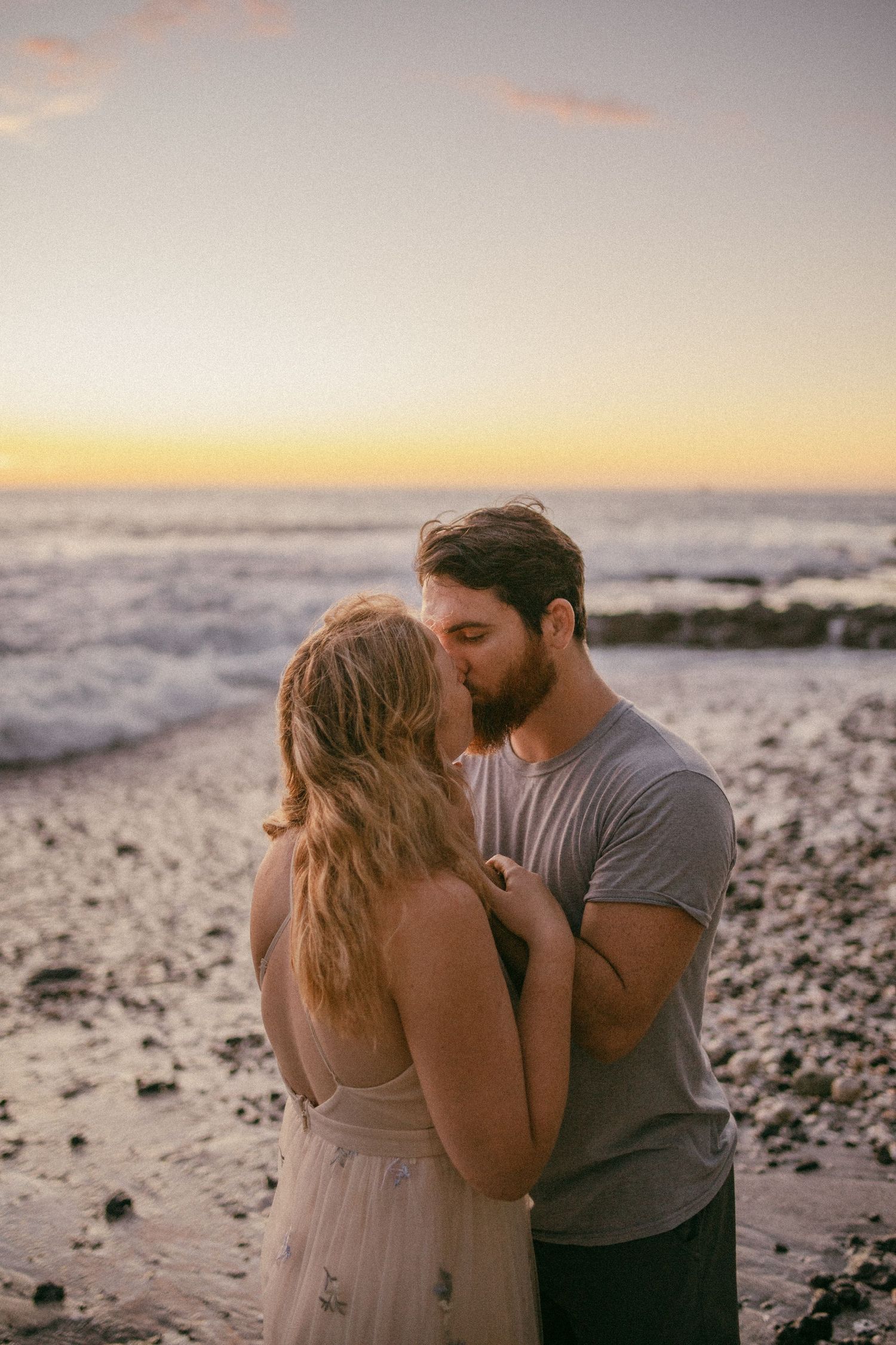 sunset couples pictures on the beach in Hawaii
