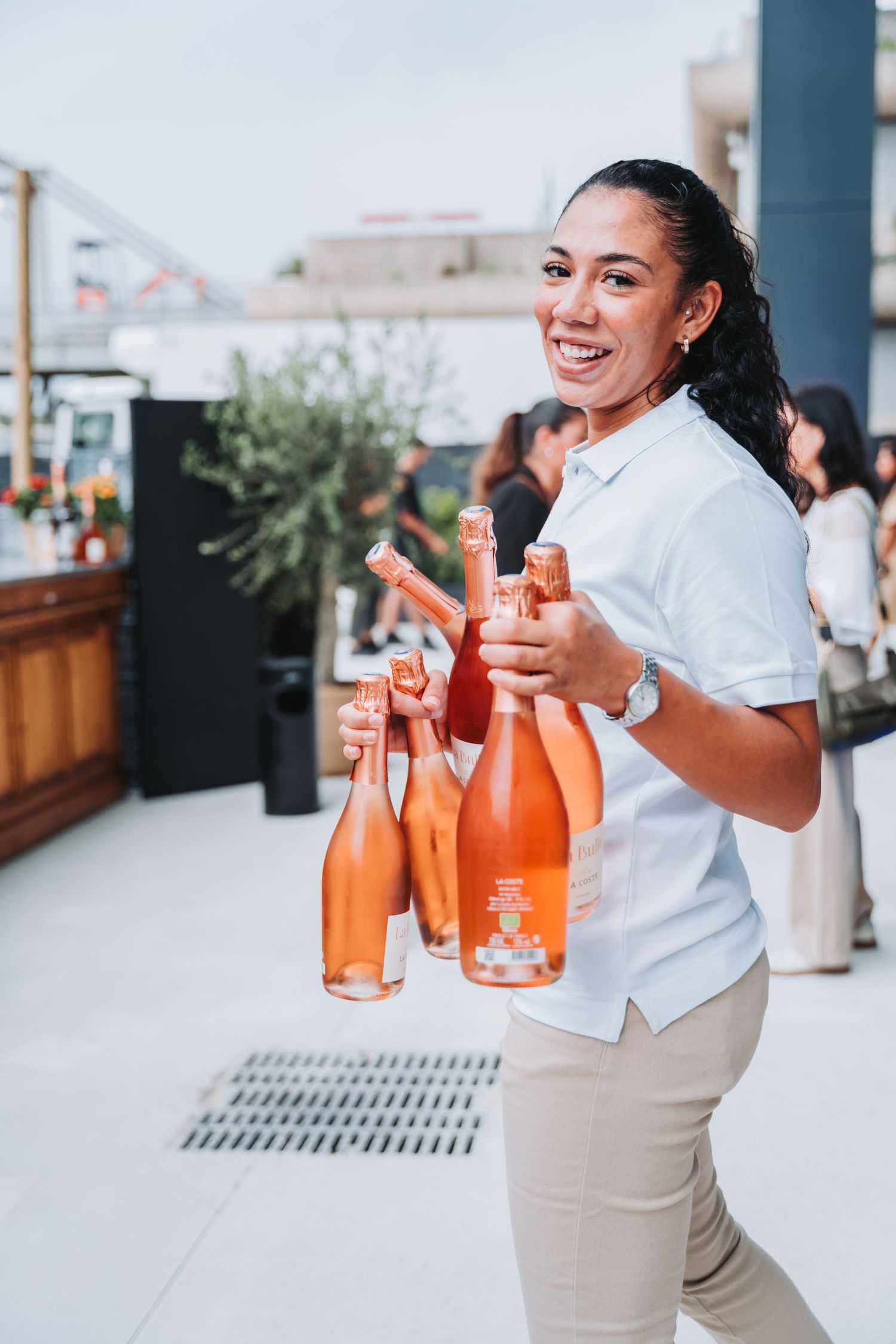 Photo d'une personne qui sert des bouteille de champagne pendant une soirée d'entreprise