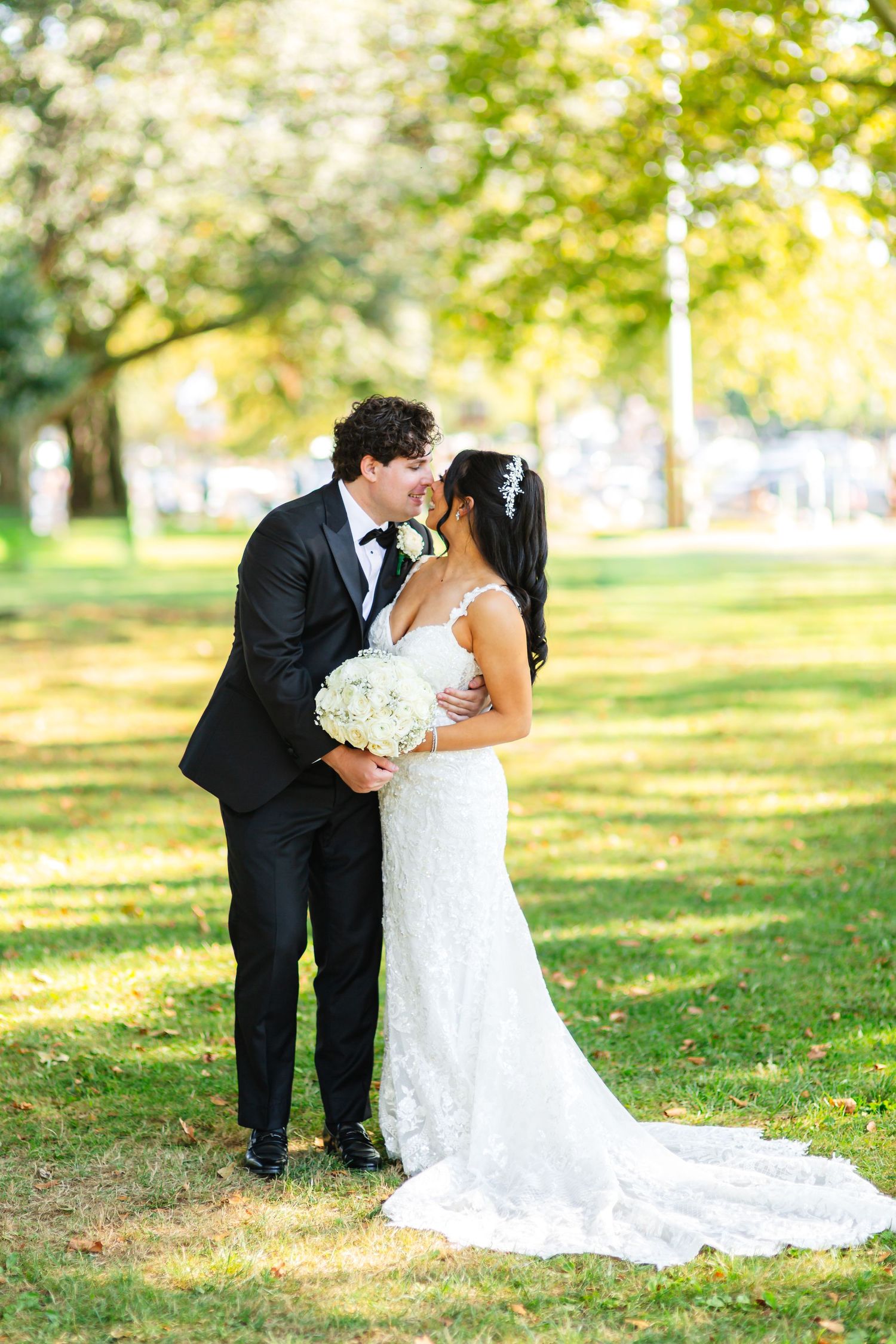 a couple in wedding dress in dumbo near brooklyn bridge