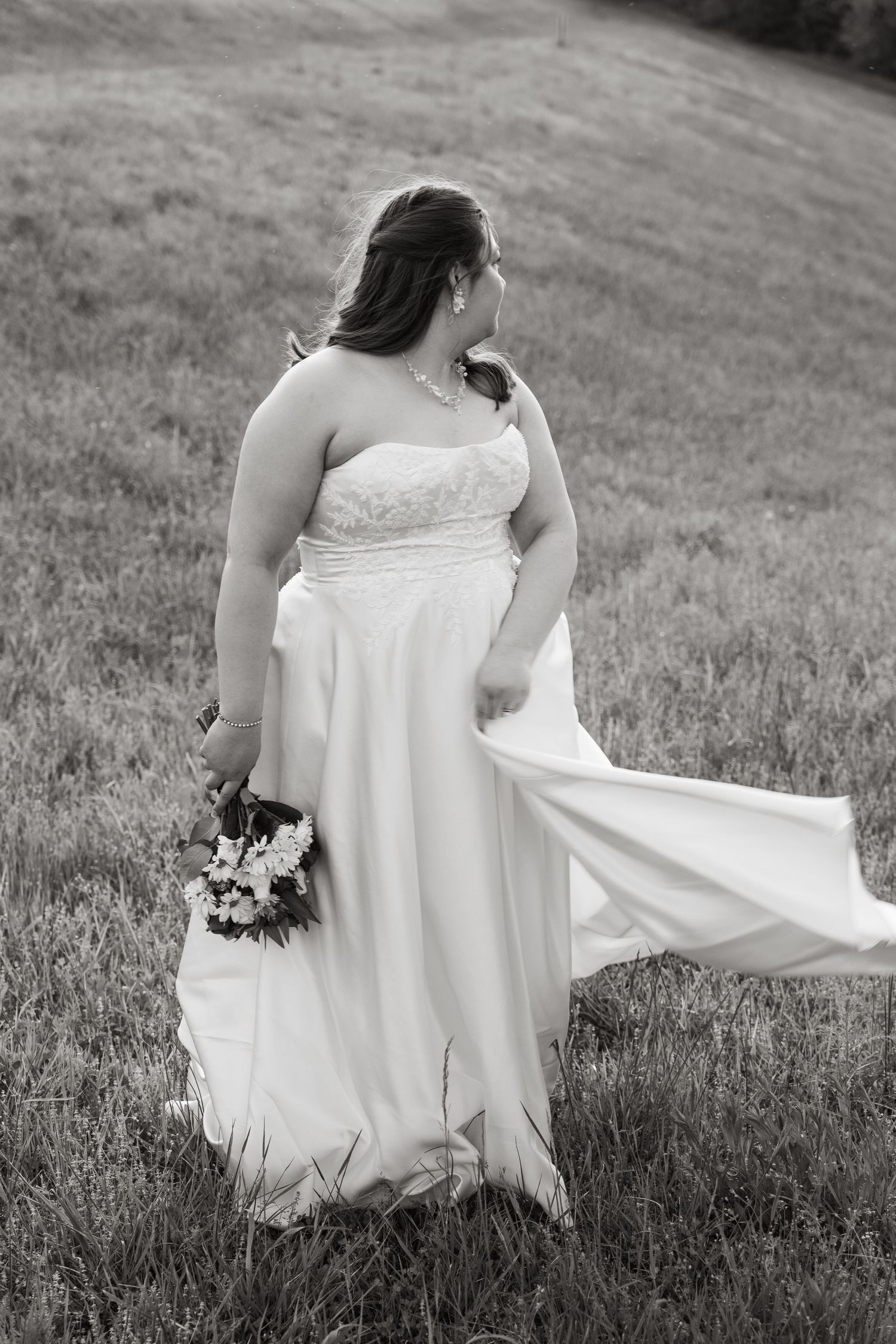 ©AnnaVonRiesenPhotography Bridal Portraits | B&W image of a bride in a field.