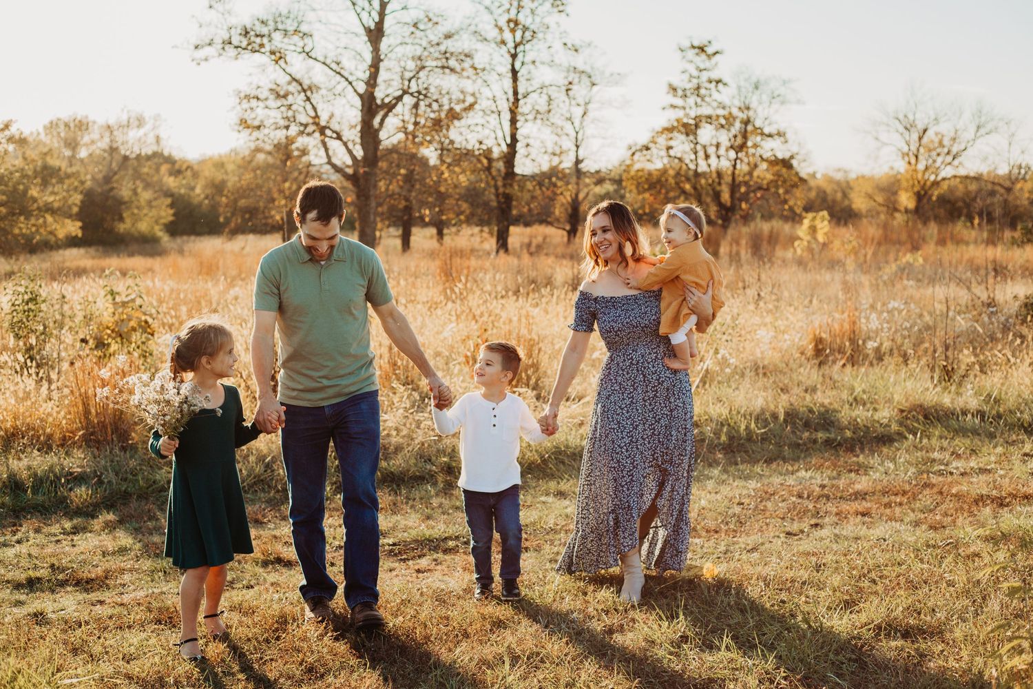 Fall family photoshoot at Shawnee Mission Park in Kansas City, Kansas by local family photographer – autumn leaves and candid outdoor photos