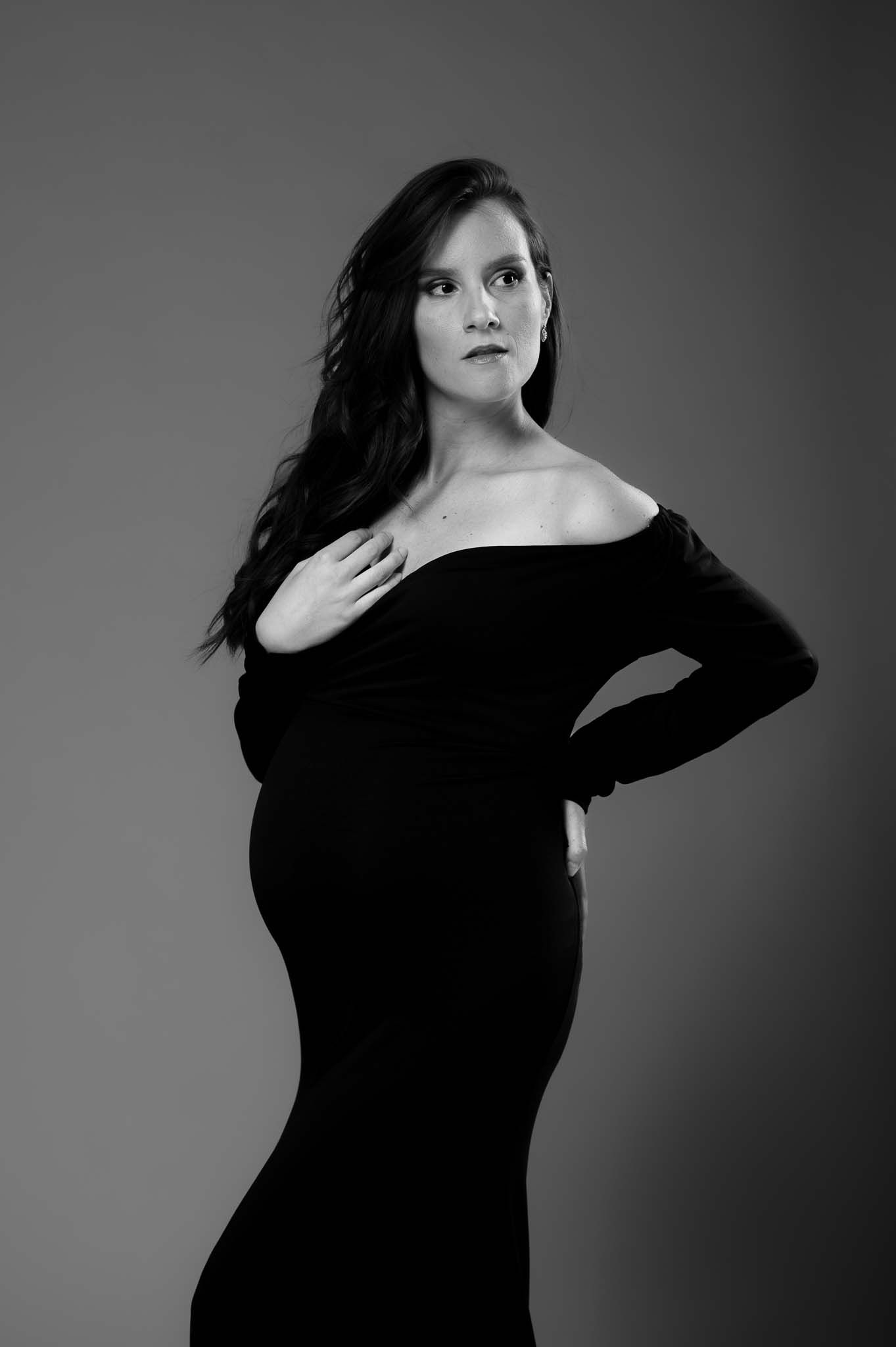 Servizio fotografico maternità. Ritratti con il pancione realizzati in studio. Fotografo maternity Verona