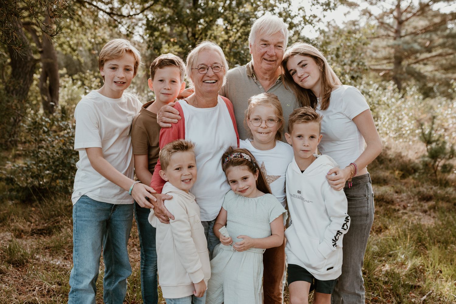 Opa en oma met kleinkinderen op een prachtige plek in het bos
