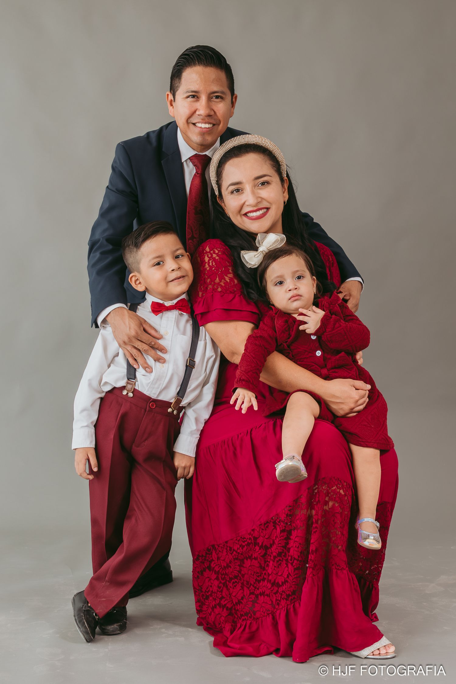 Retrato familiar con mamá, papá y dos hijos en sesión fotográfica natural