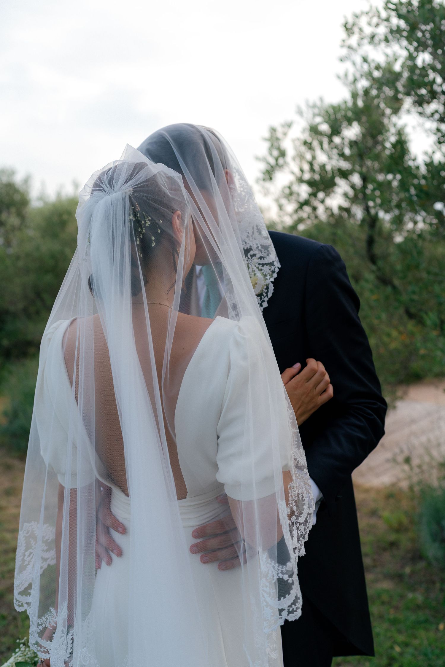 Photo de couple sous le voile de la mariée, photo prise lors de la séance couple durant un mariage en Provence à Oullioules