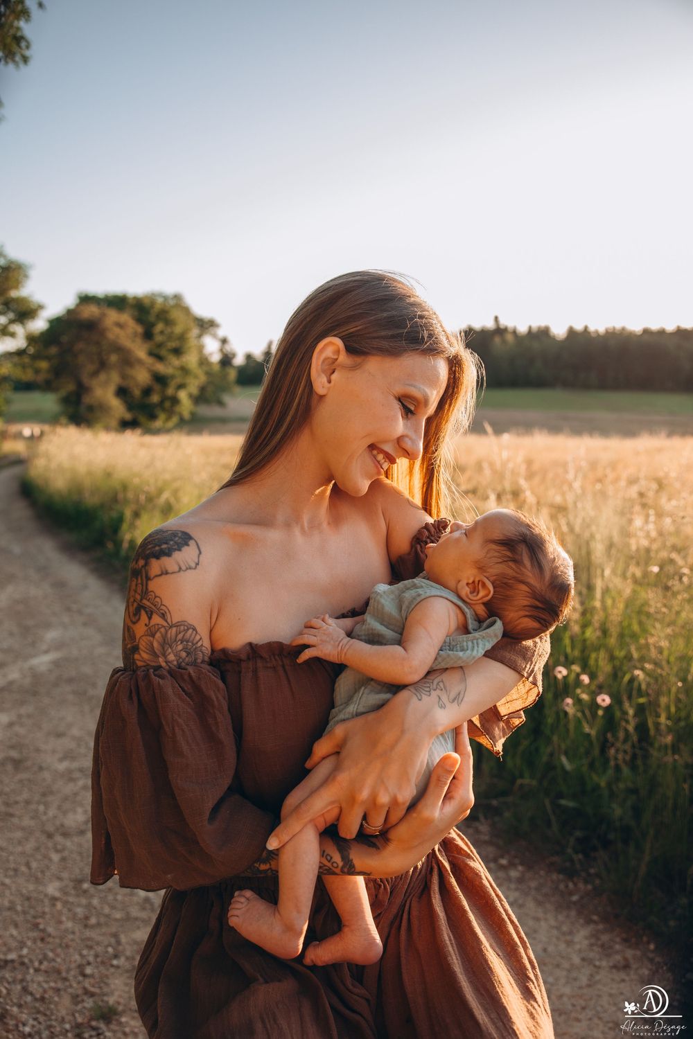 Photographe douceur, sensibilité et émotion en Haute-Loire lumière naturelle. Photographe de mariage et de familles à TENCE (43)