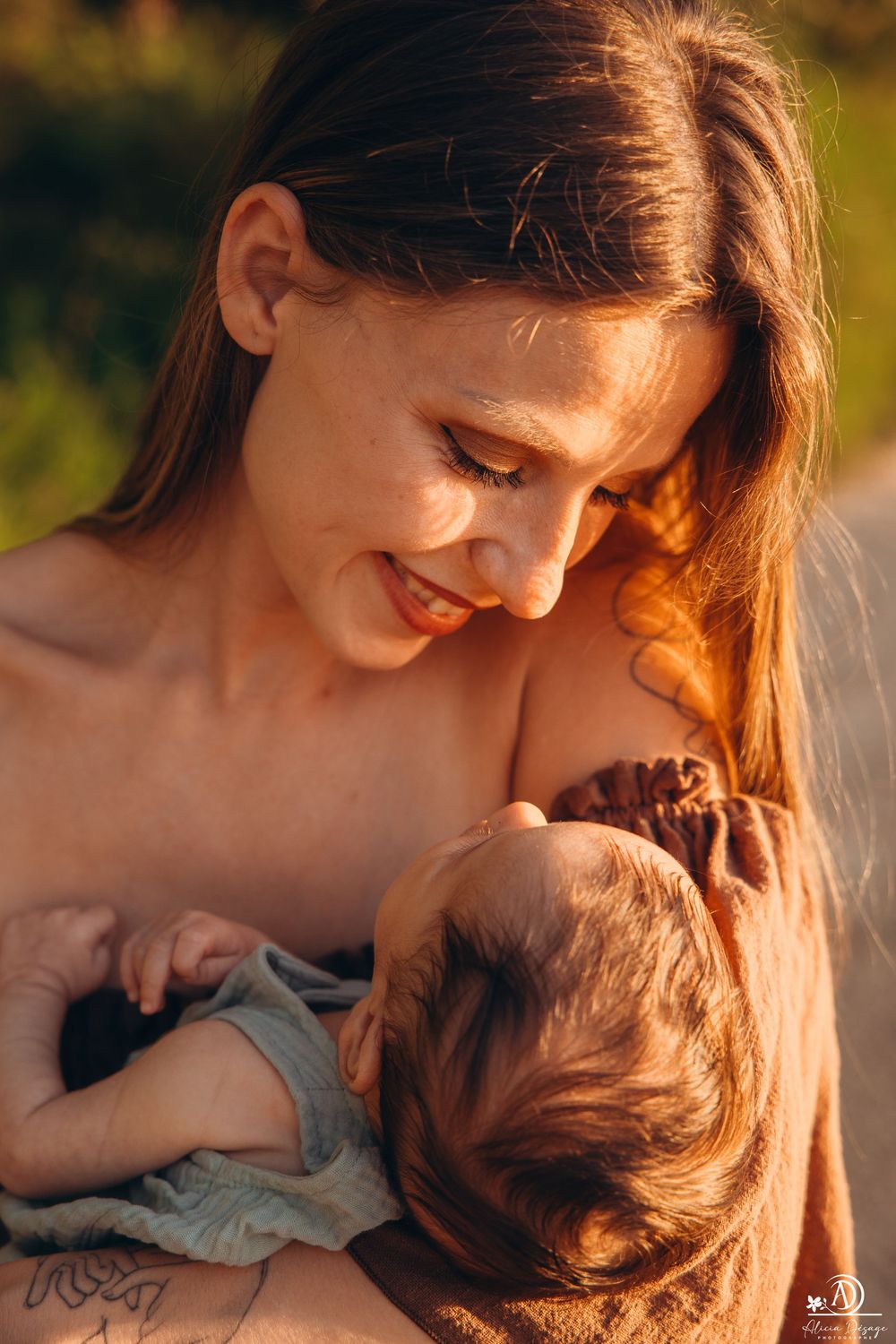 Photographe douceur, sensibilité et émotion en Haute-Loire lumière naturelle. Photographe de mariage et de familles à TENCE (43)