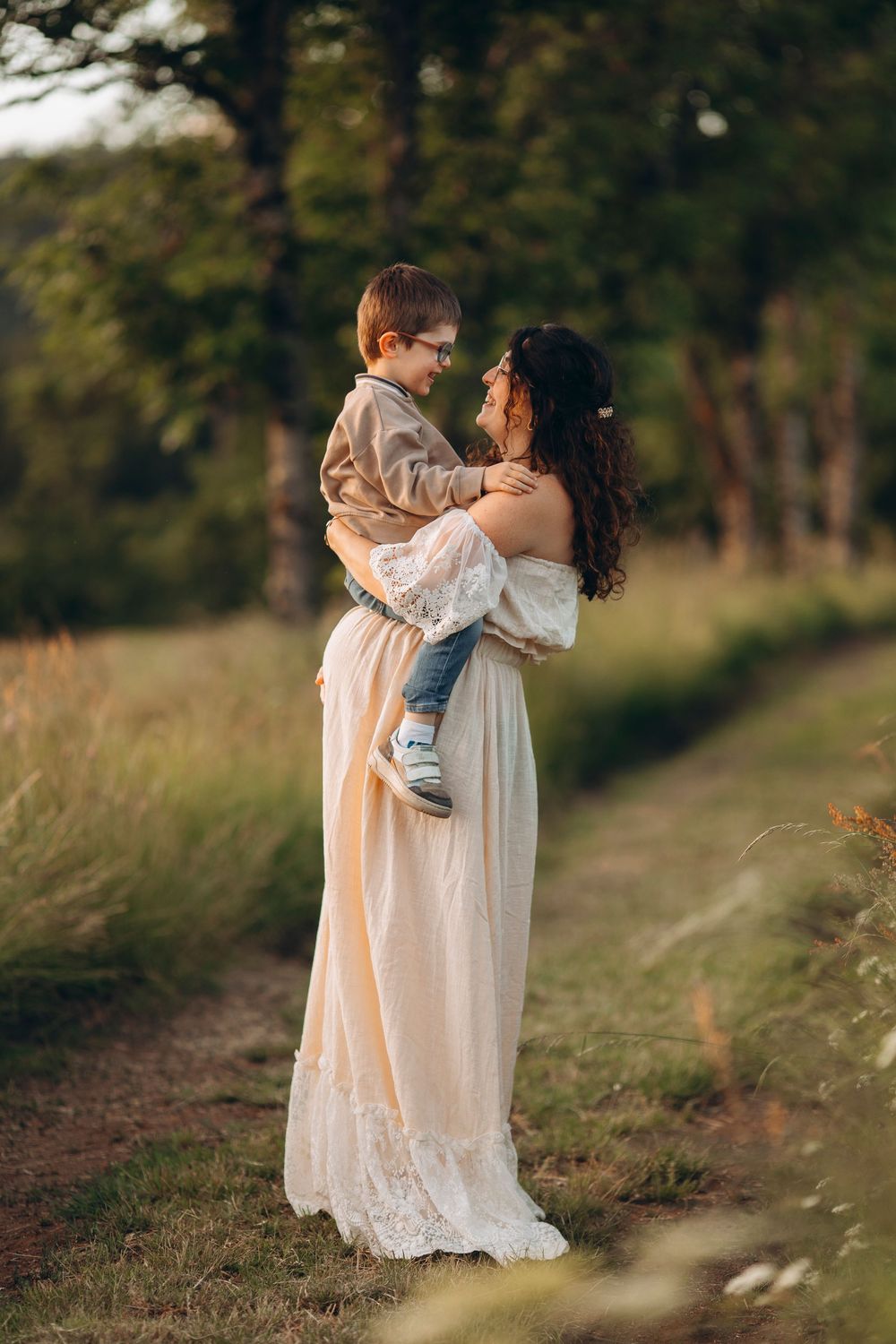 Photographe douceur, sensibilité et émotion en Haute-Loire lumière naturelle. Photographe de mariage et de familles à TENCE (43)