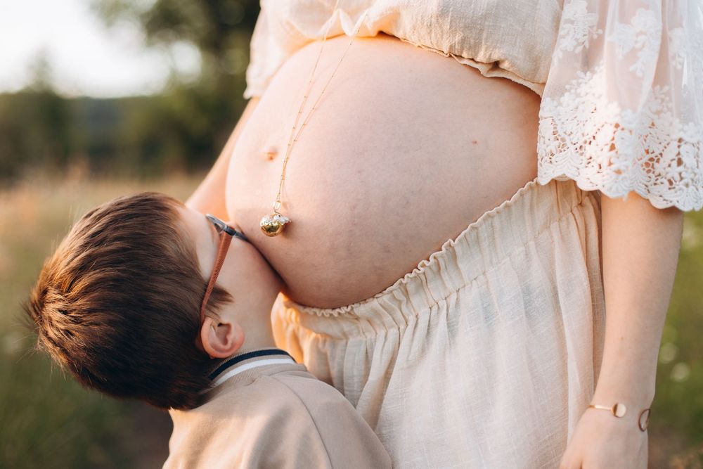Photographe douceur, sensibilité et émotion en Haute-Loire lumière naturelle. Photographe de mariage et de familles à TENCE (43)